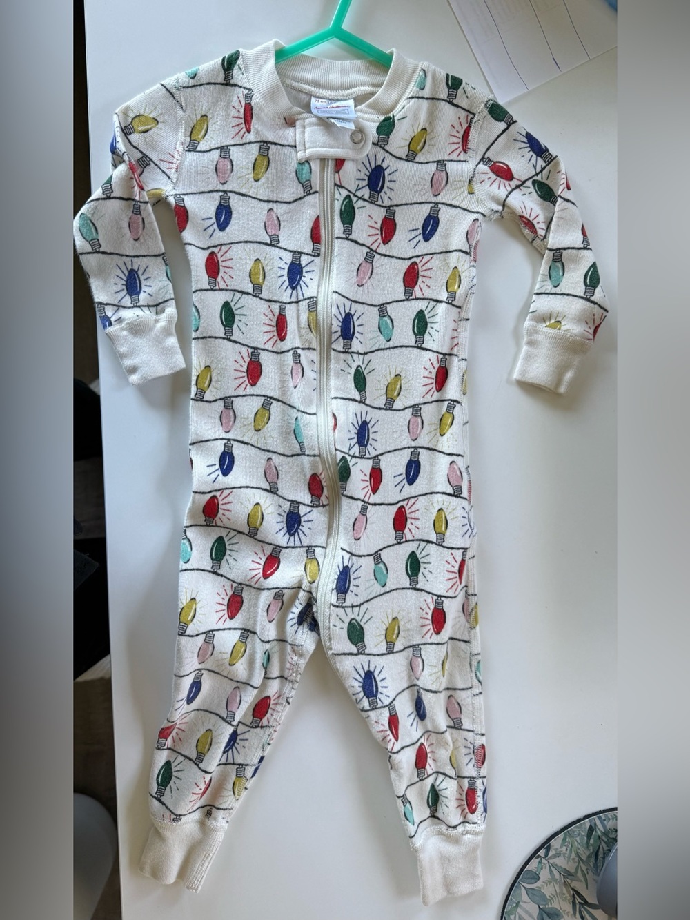 Hanna Andersson Cream Holiday Light Print Footed One-Piece, 12-18 months